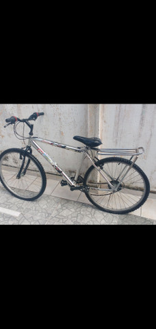 Bicicleta prata aro 26, com marchas e garupa - Foto 3