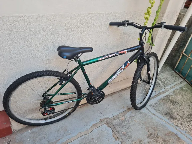 Bicicleta Amarela e Branca Aro 26 18 Marchas Pro Tork Ultra em