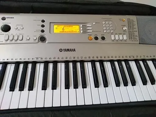 TECLADO YAMAHA PSR 320 DEFEITO VISOR - SEMINOVO - Compre Agora!