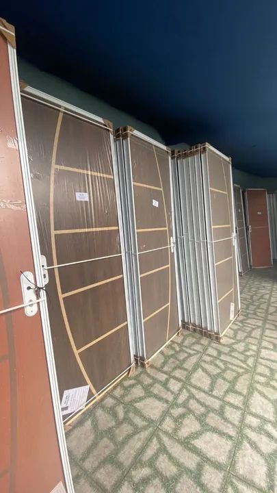 Portas de madeira 2,14x84 74 64  com portal de alumínio completa.  - Foto 2