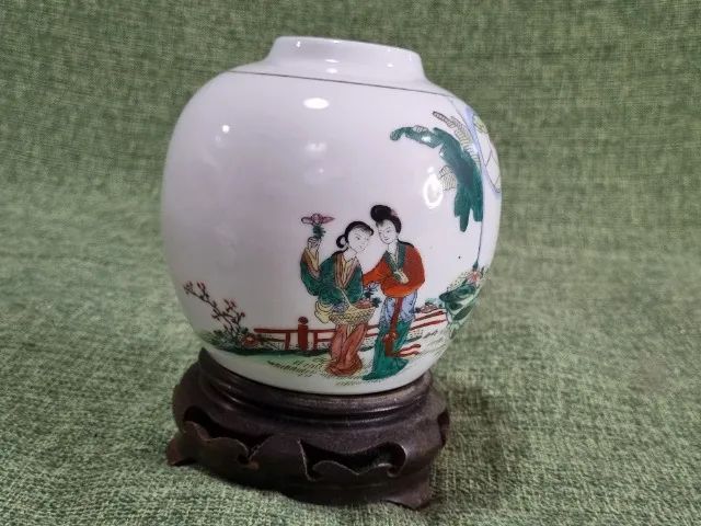 Antigo vaso chinês de porcelana pintada com base de madeira