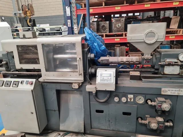 Injetora plastica Negri Bossi 40 toneladas  - Foto 6