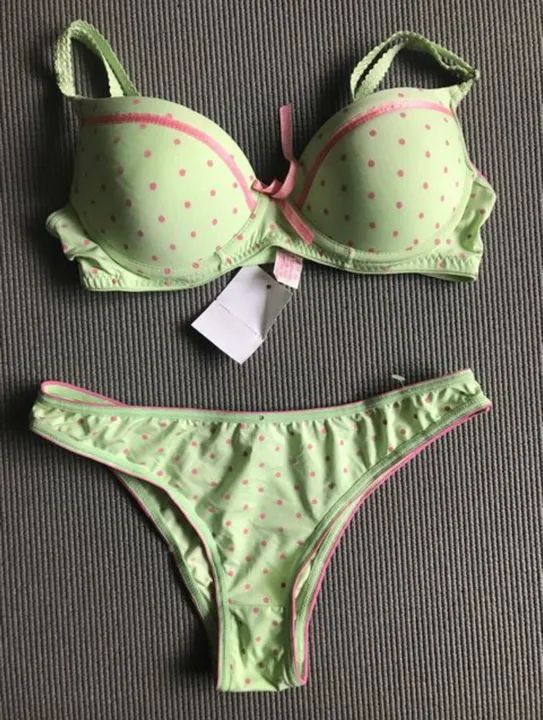 Conjunto calcinha e sutiã verde com bolinhas rosa