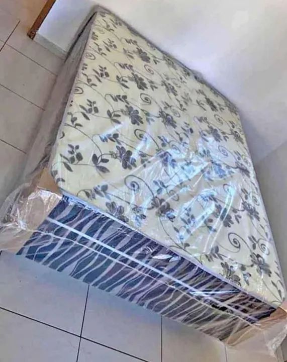 Cama Box   com colchão. Acoplado 