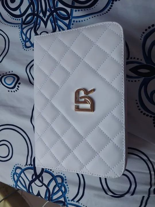 Bolsa feminina de ombro em matelassê branca com corrente dourada - Foto 2