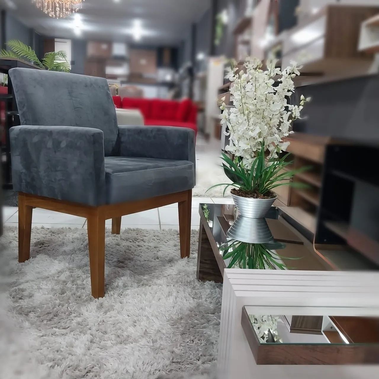 POLTRONA DECORATIVA EM COURO SINTÉTICO - COM PÉS EM MADEIRA