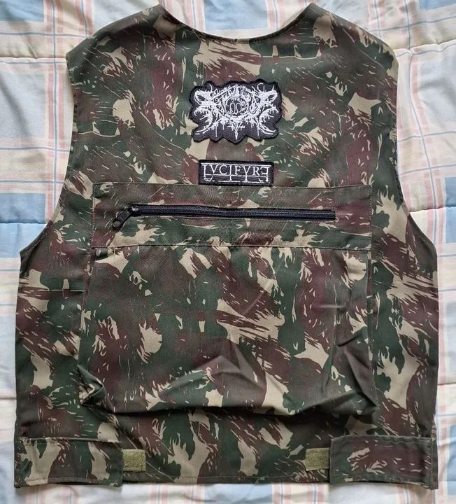 Colete camuflado com patchs bandas metal extremo P<br> - Foto 2