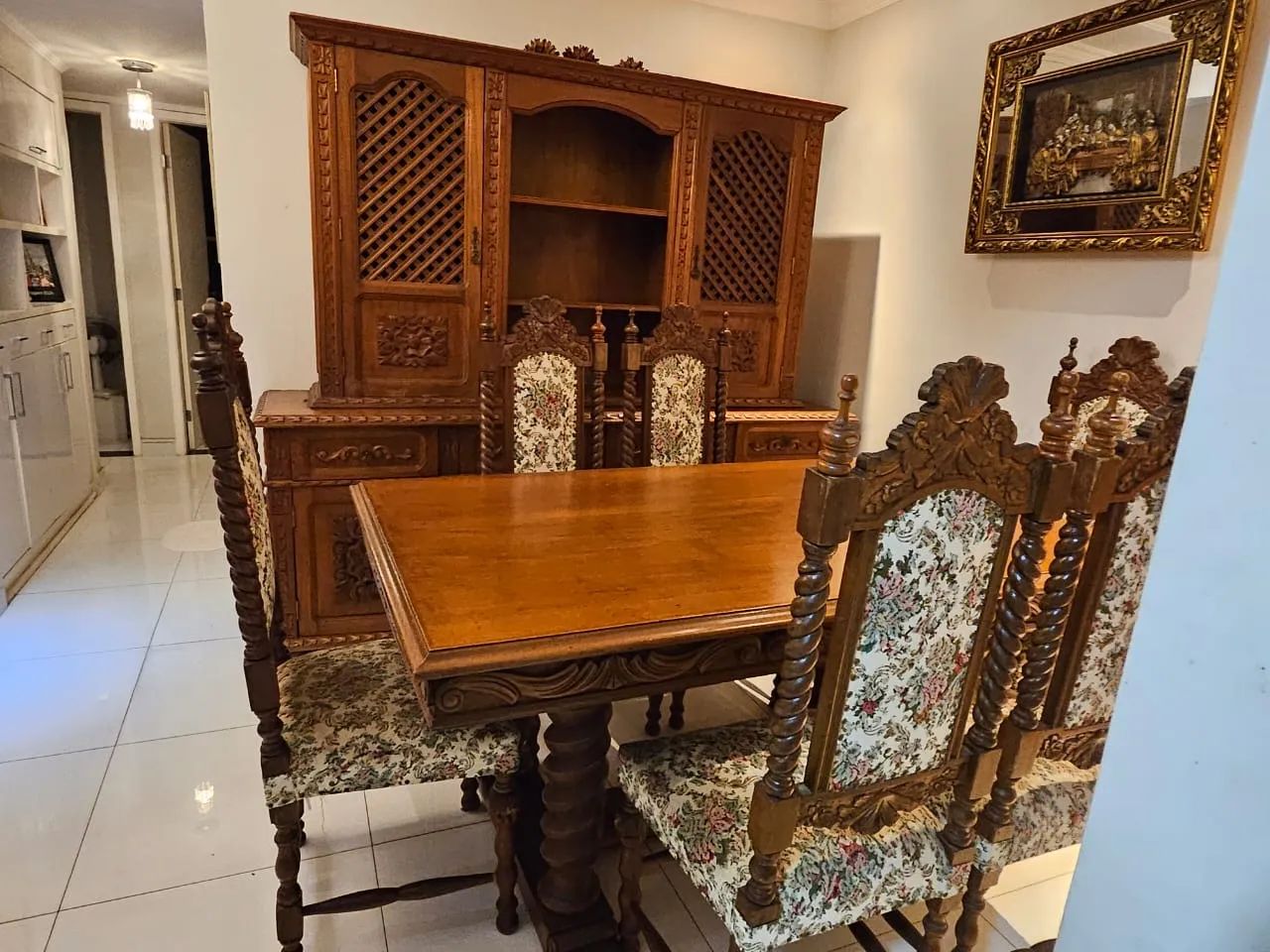 Mesa de cerejeira, talhada à mão, com 6 cadeiras. - Foto 2