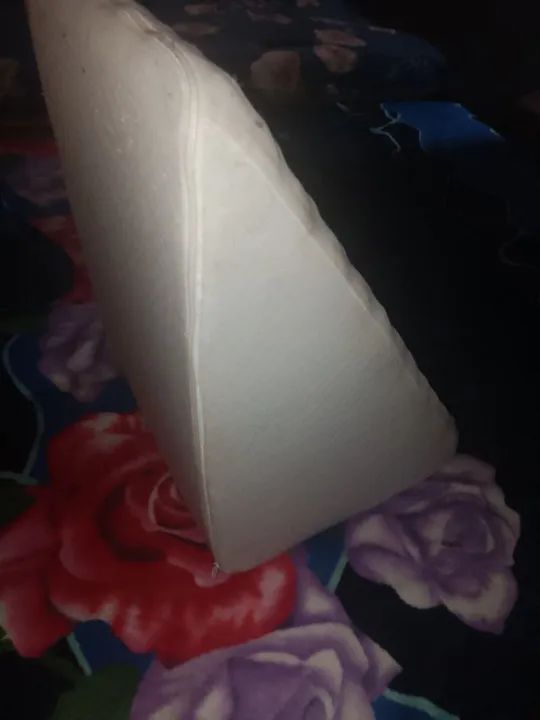 Travesseiro Triangular para Leitura na Cama