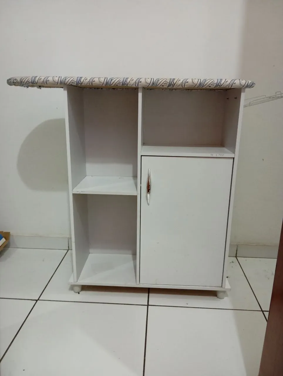 Mesa de passar roupa com armário