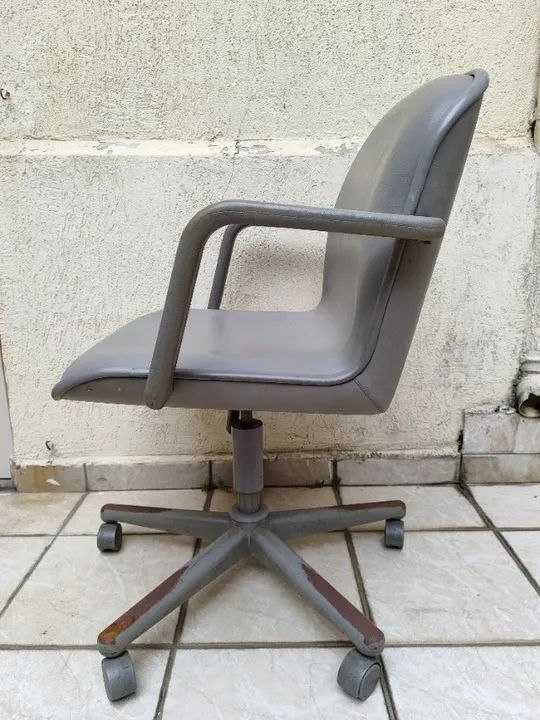 Cadeira Estofada de Couro com Braços e Rodinhas - Escriba - Foto 4