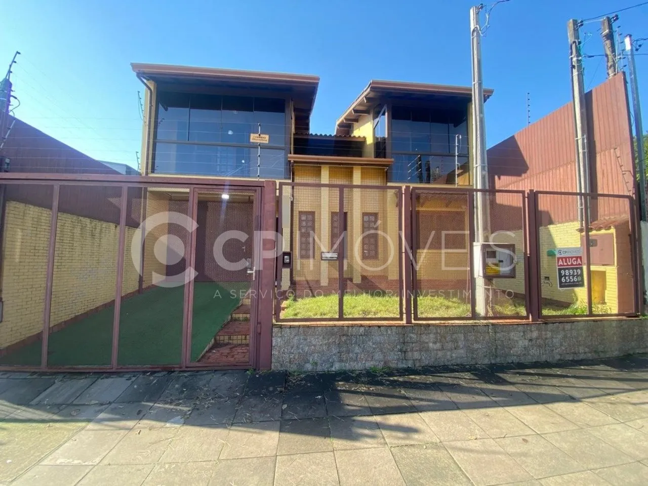 Casa/Sobrado em Porto Alegre, no bairro Jardim São Pedro, para locação.