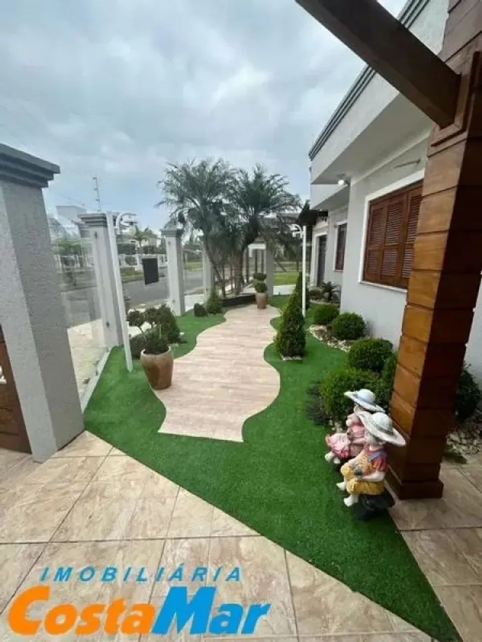 Residência com piscina, mobiliada contendo 3 dormitórios. Venha conferir!