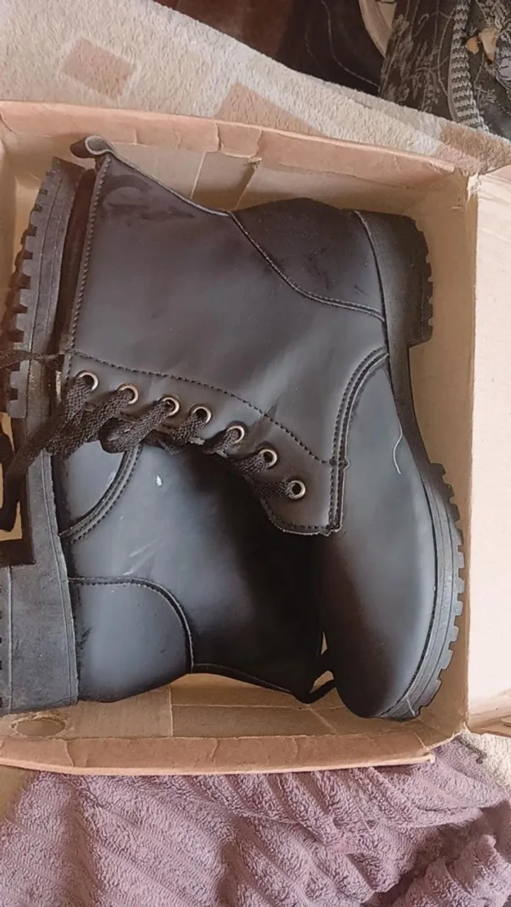 Botas pretas de cano baixo