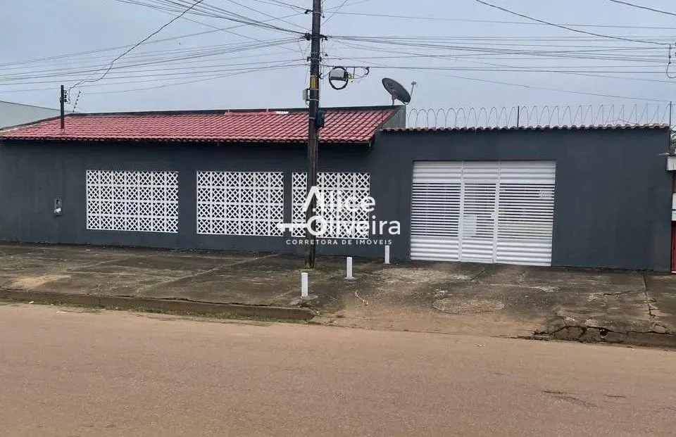 Casa à Venda com 4 quartos, 2 banheiros, 10 vagas e 264m² por R$ 425.000