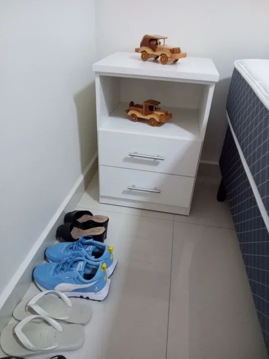 Criado-mudo branco com 2 gavetas