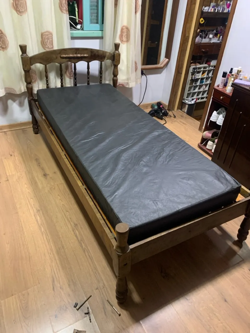 Cama de solteiro em madeira maciça