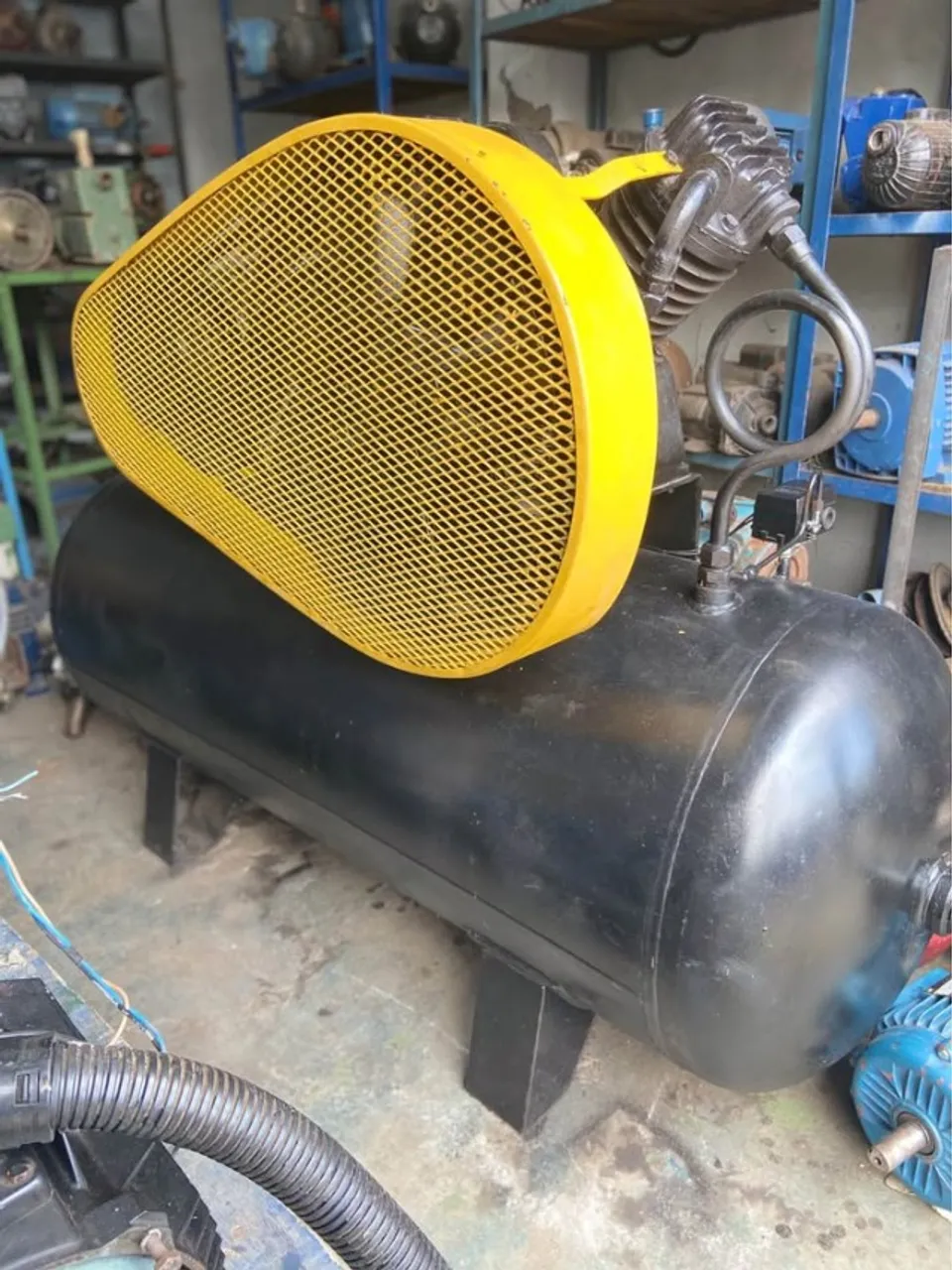 VENDO COMPRESSOR SEMINOVO SChHULZ 350L 10CV 2P - C/ GARANTIA