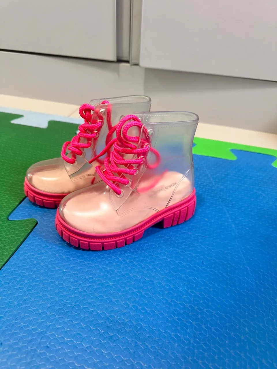 Botas de chuva transparentes com cadarços rosa