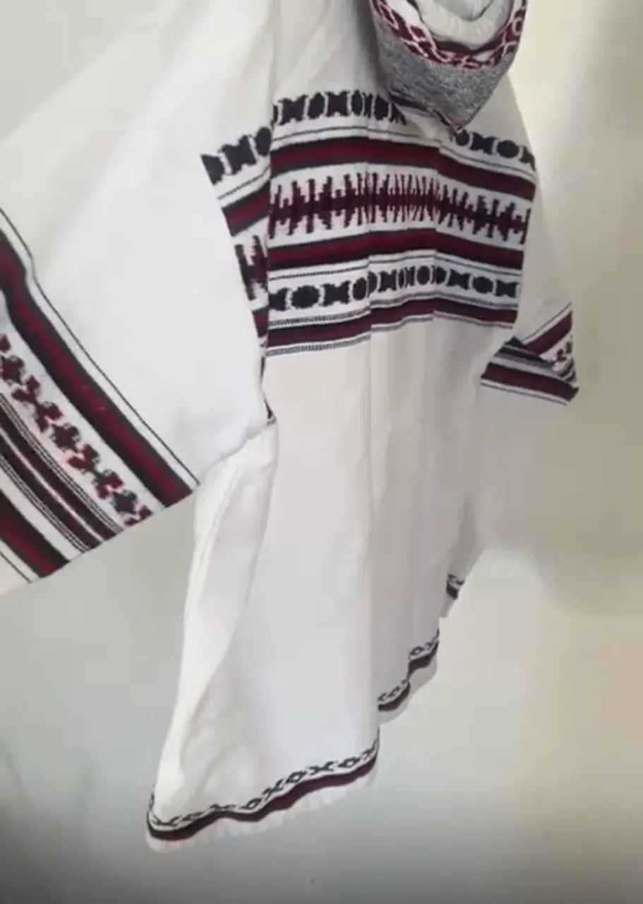 Casaco Peruano original com capuz e detalhes bordados - Foto 5