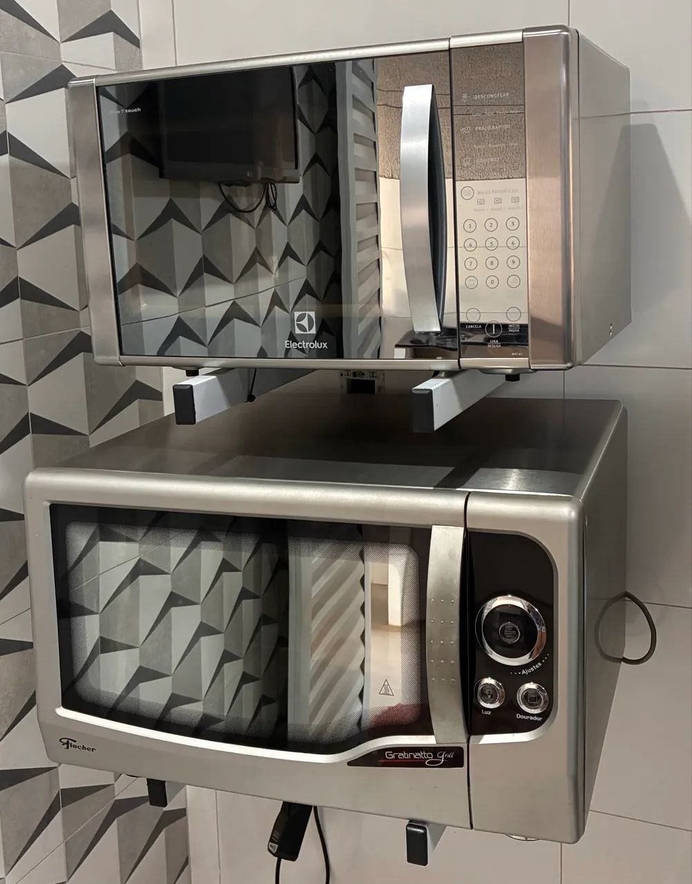 Conjunto microondas e forno elétrico 