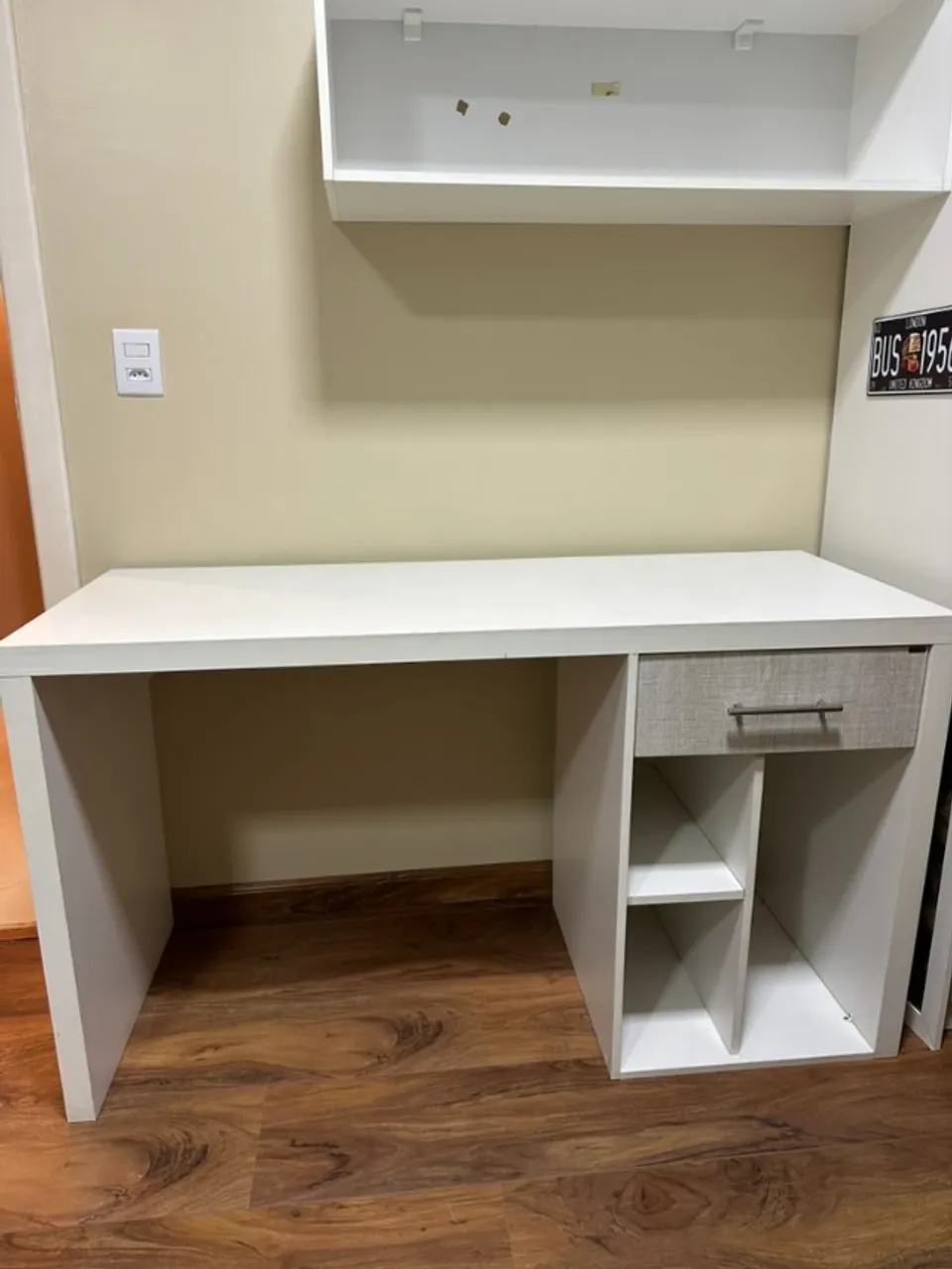 Mesa de Escritório / Estudo com Gaveta e Prateleiras