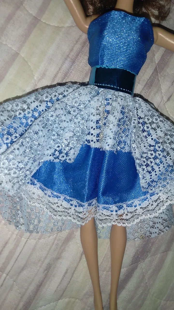Vestido de boneca azul com detalhes em renda