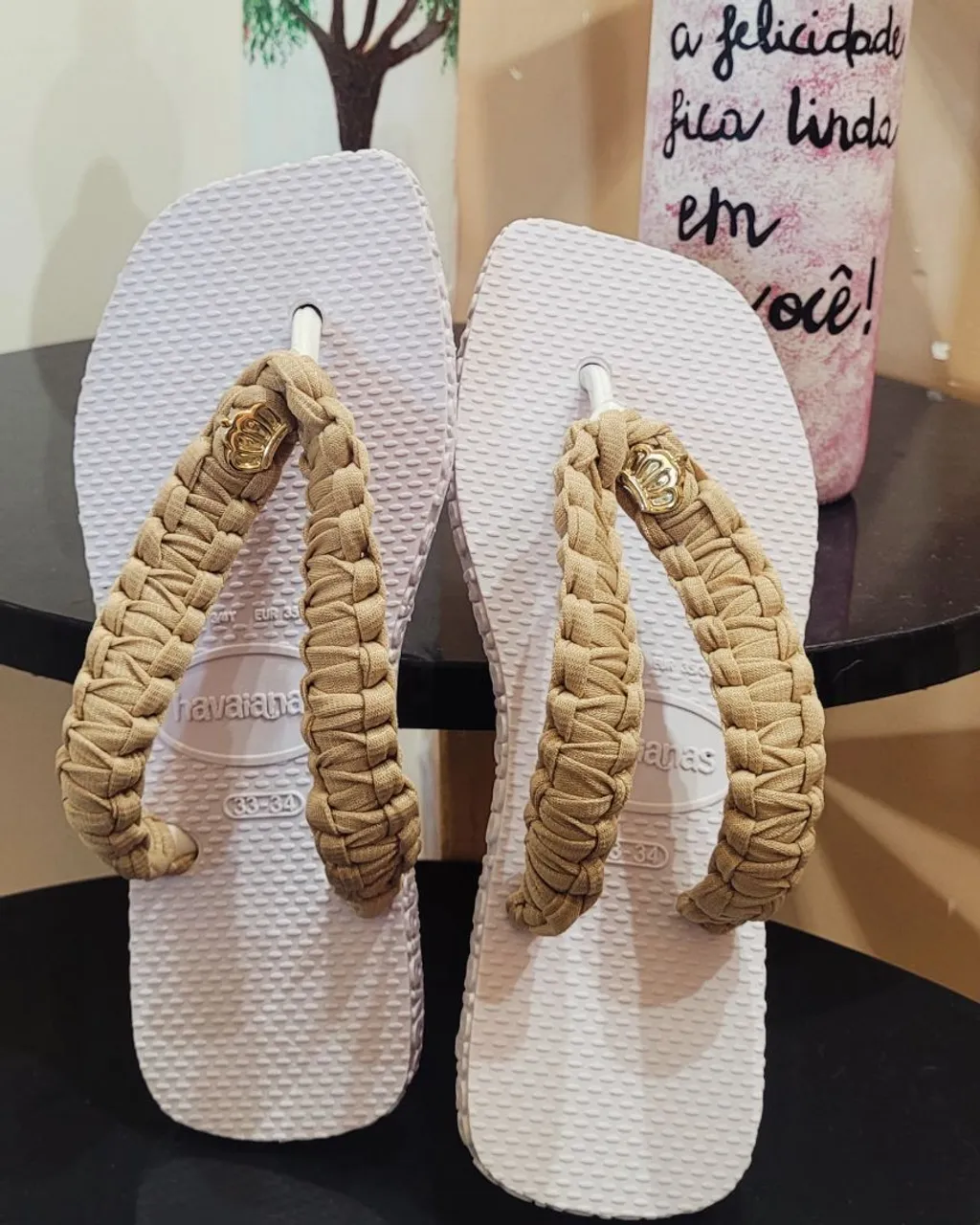 Havaianas brancas com detalhe em corda bege