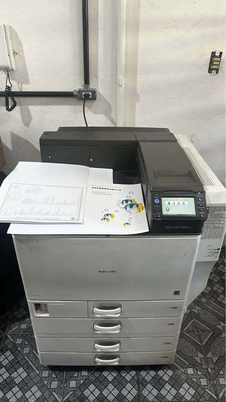 Impressora a laser RICOH coloria funcionando