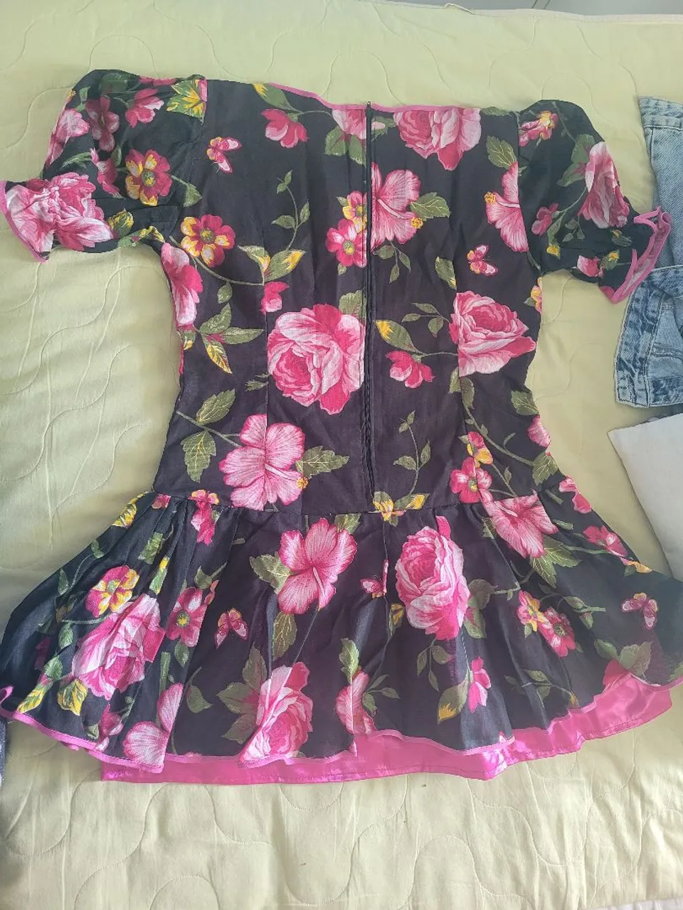 Vestido floral vintage com babado