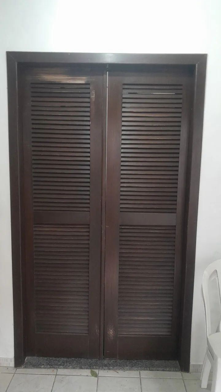 Vendo porta 1,65x2,10.  Tenho 4 unidades, todas com as forras - Foto 2
