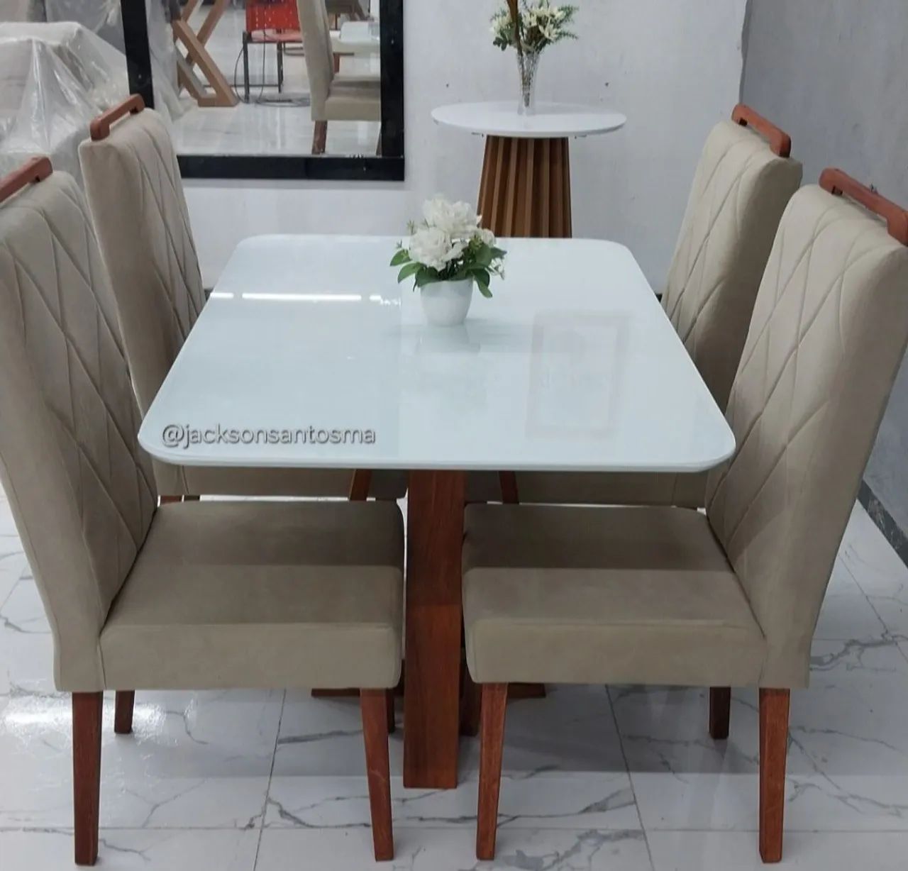 Conjunto de Mesa de Jantar Elegante com 4 Cadeiras - Foto 3