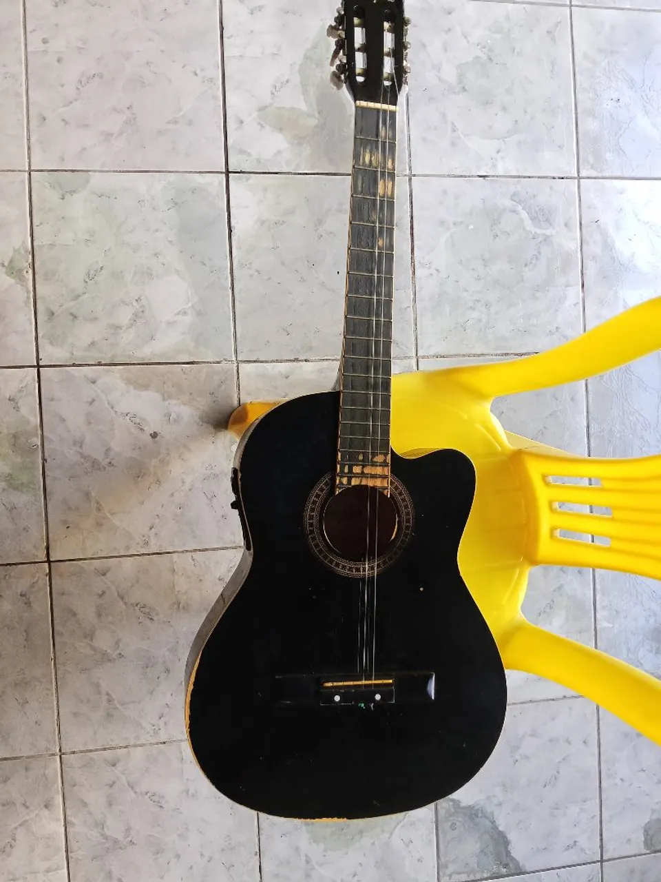 Violão Acústico Preto atenção ? falta apenas trocar as cordas do violão