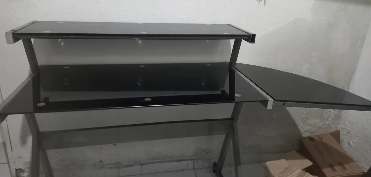 Escrivaninha de vidro com design moderno