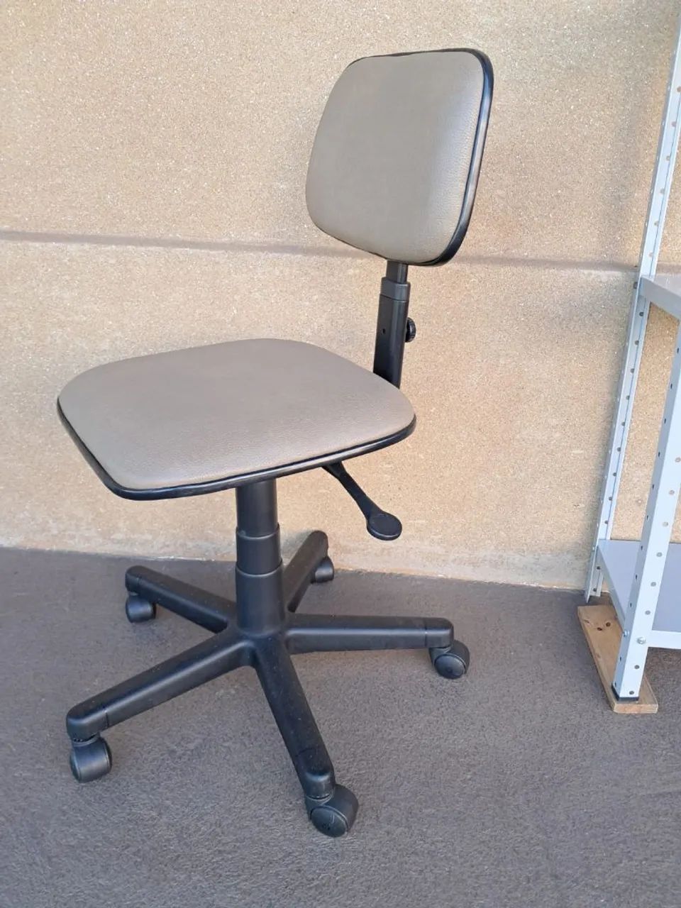 Cadeira Giratória de Escritório - Regulagem de Altura e Encosto - Foto 3