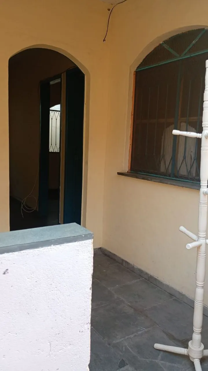Aluga-se casa em lugar tranquilo.