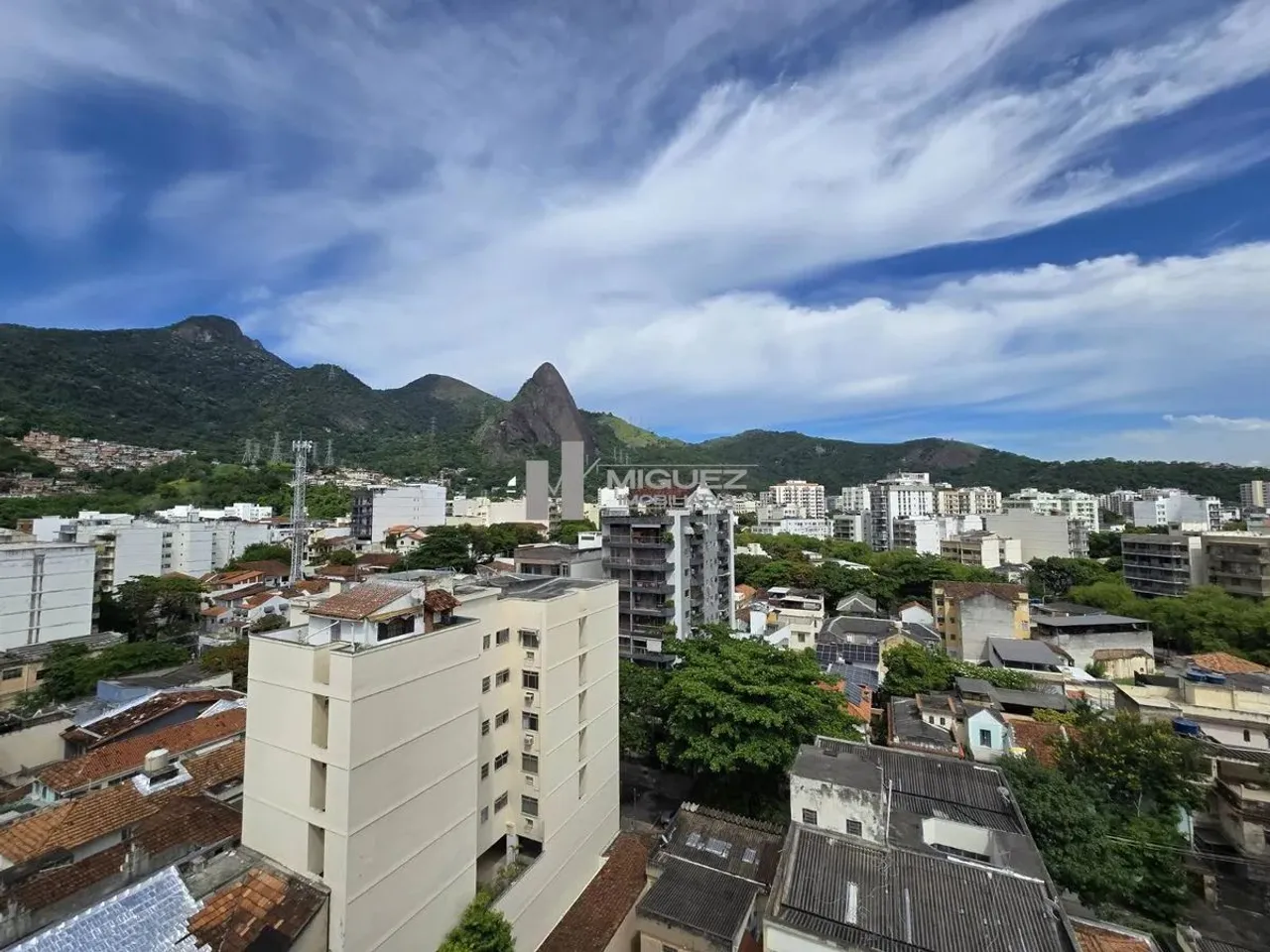 VARANDA, SALA EM 2 AMBIENTES, 2 QUARTOS SENDO 1 SUÍTE, 1 BANHEIRO SOCIAL, COZINHA, DEPENDÊ