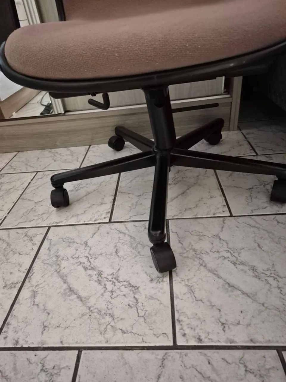 Cadeira de escritório confortável e ergonômica - Foto 2