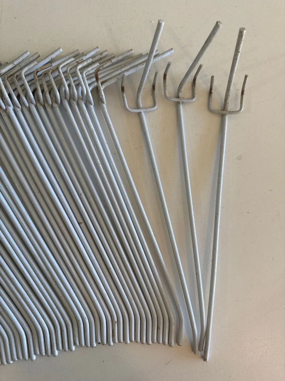93 cabides ganchos de metal para painel aramada  - Foto 3