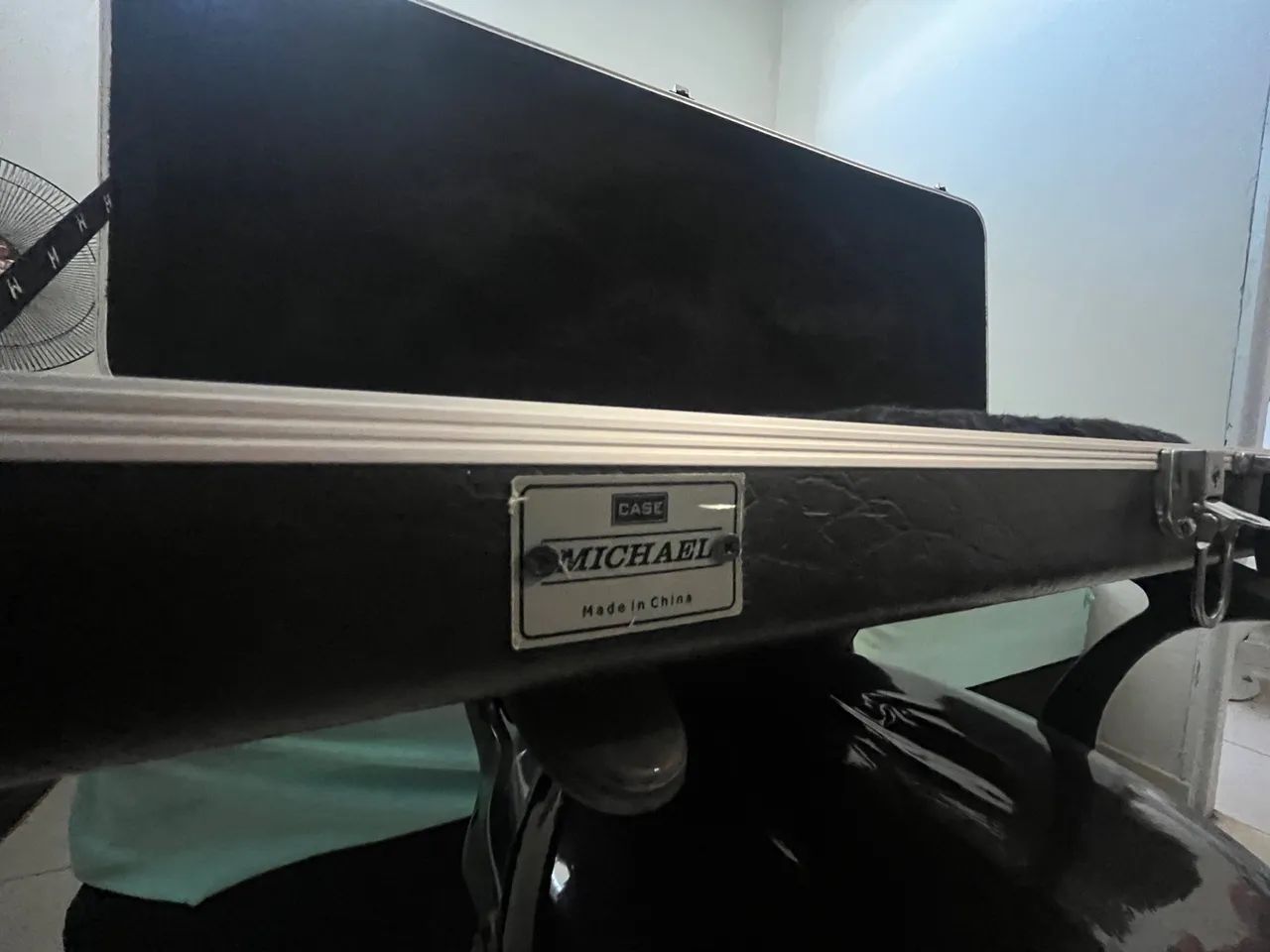 Case De Guitarra Michael Em Fibra Com Pelúcia E 3 Fechos e alça  - Foto 2