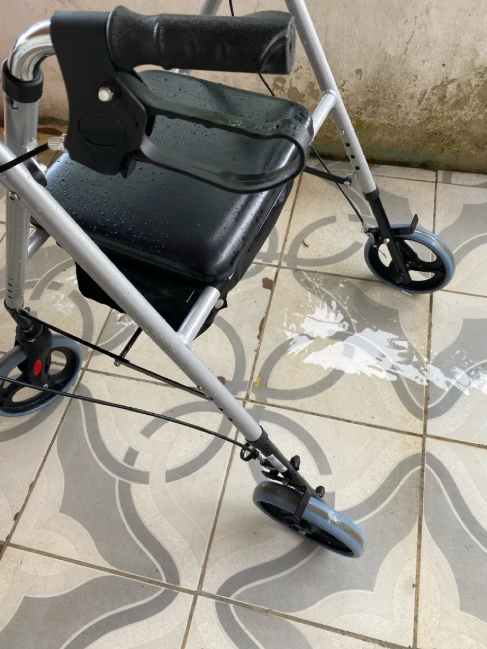 Andador com Assento e Rodas