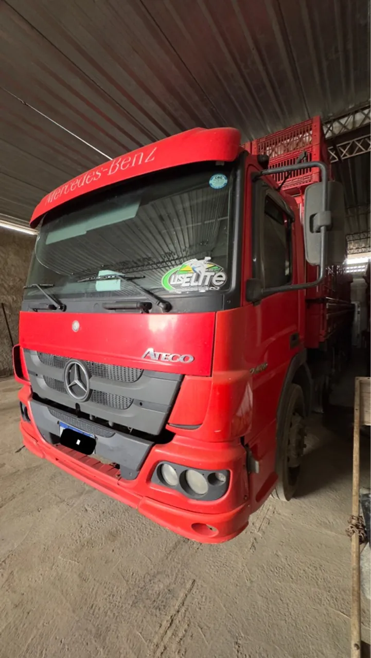 Mercedes-Benz Atego - Caminhão Vermelho