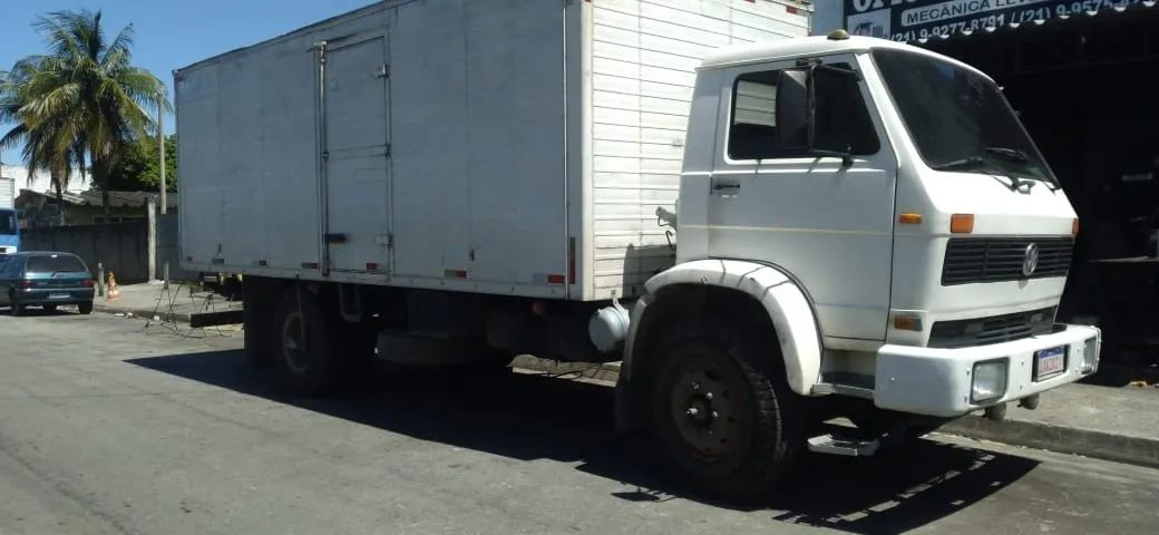 Vendo caminhão Volks com bau 8 mts - Foto 2