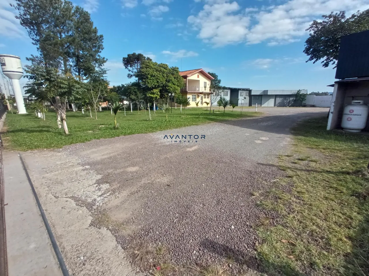 Terreno amplo De 3.800 m² com Casa, Pavilhão e Galpão, Para Alugar na BR 158.