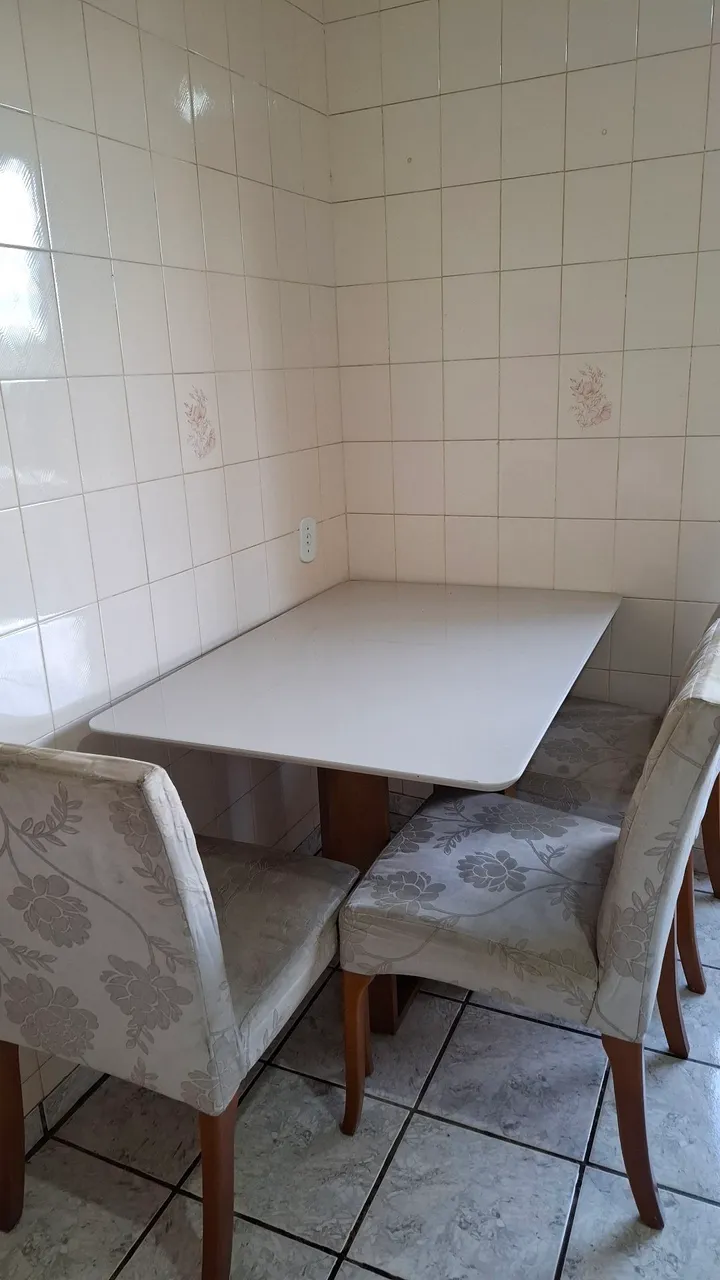 Mesa com 4 cadeiras