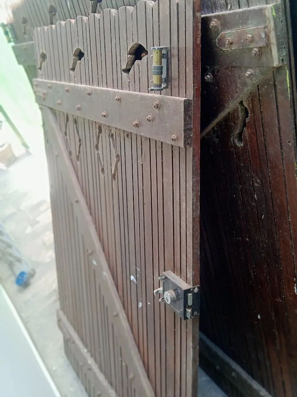 Vendo portão de garagem de madeira medindo 3 metros de largura por 1.60 de altura  - Foto 3