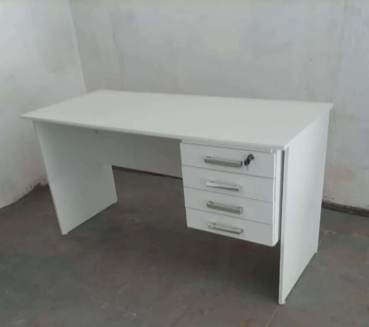 Mesa de Escritório Branca com Gaveteiro