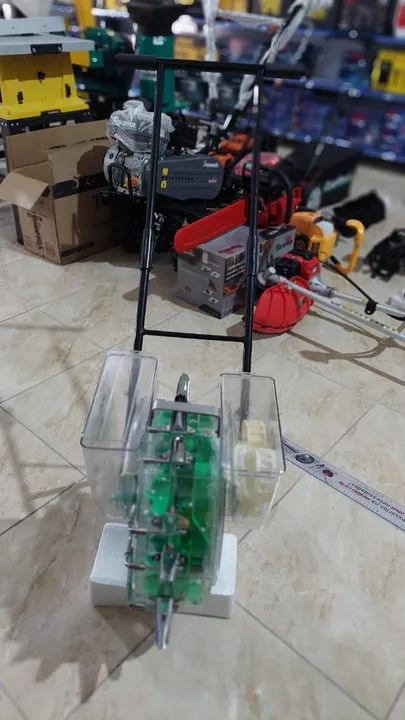 Plantadeira e  Adubadeira de empurrar AG60 - Allagri (Nova) - Foto 4