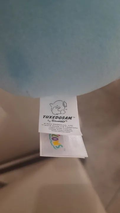 Squishmallow Sanrio Tuxedo Sam - Foto 2