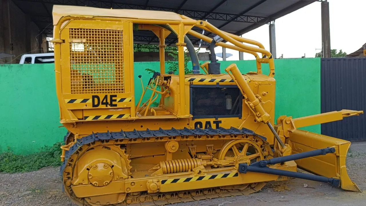 Vendo Trator de Esteira Caterpillar D4E troco em caminhonete 